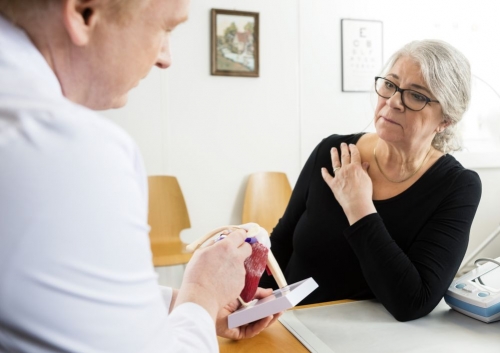Что может болеть на спине слева ниже лопатки