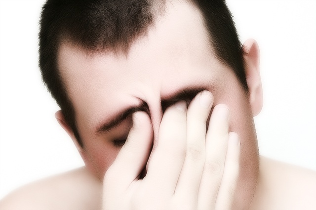 глаз покраснел сильно болит голова