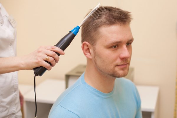 Почему болит кожа головы на макушке и выпадают волосы