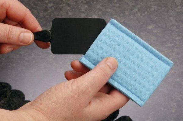 Почему болит кожа головы на макушке и выпадают волосы