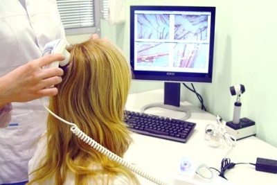 Почему болит кожа головы на макушке и выпадают волосы