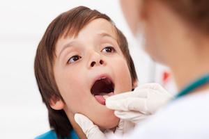 Боль в горле и спине у ребенка